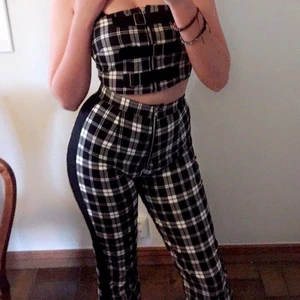 Svart och vit rutiga byxor - Fett orriga byxor jag köpte när jag hade egirl stil. Har ej använt på typ två år, snälla köp för fan. 250 kr för hela setet men det kan diskuteras 