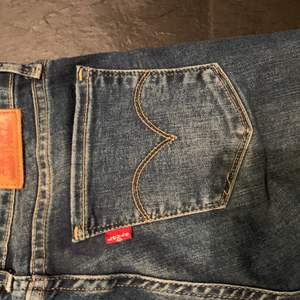 Levis modellen 711 skinny jeans strl 24 bra skick, 250 kr eller bud.