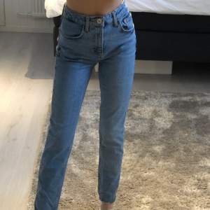 Blå jeans från ZARA. Ganska små i storleken.  Använda fåtal gånger! 