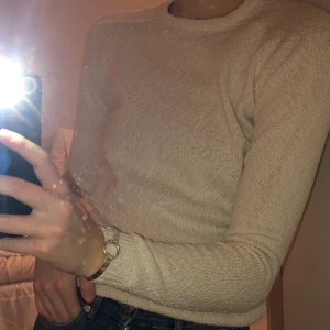 Tröja från mango!! - Vit/ljusbiege tröja från mango kids, men passar mig som brukar ha S i kläder (är ca 170 cm)! Köpte i Frankrike för 1,5 år sen och har inte använt speciellt mycket sen dess och säljer därför! Nypris: 400kr men jag säljer för 30kr + eventuell frakt🤍🤍 