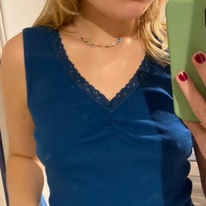 Linne - Superfint blått linne från Soya. Det står L i tröjan men passar hur bra som helt på mig som är S