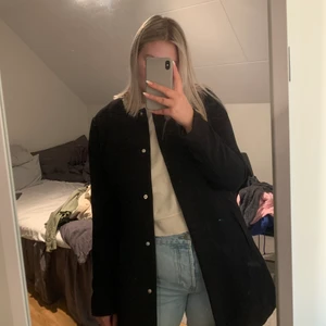 Svart kappa - Svart kappa från nelly, väldigt bra skick! Storlek XL💕