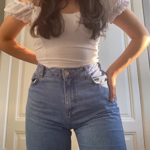 Momjeans Zara - Superfina momjeans från Zara! En hylsa trasig, därav priset, men annars bra skick!✨💙