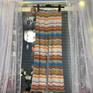 Mönstrade Mjukisbyxor - Dessa tar en ju tillbaka... Köpta i somras för tyckte de hade sköna ✨granolavibes✨. Säljer då de är lite korta på mig som är 170 cm (se bild 2). Märket är ”Alice by Belle Shoes”!