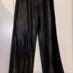 Fake skinn byxor från Zara - Svarta skinnjackor från Zara med vita sömmar. Superfina, har dock klippt hål där bälte skulle få plats därav det låga priset. Annars helt felfria!