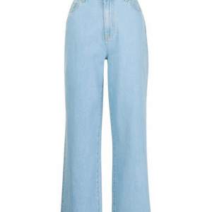 Ett par tall ljus blå baggy jeans är bäst för människor som är 1,70 och längre🥰 om man e kortare kan man bara klippa de eller sy upp de💞 köpte för 400 säljer för 150 (frakt inräknat i priset)💞det är storlek 38 på dem❤️för bättre bilder kom privat💞