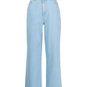 Baggy Jeans - Ett par tall ljus blå baggy jeans är bäst för människor som är 1,70 och längre🥰 om man e kortare kan man bara klippa de eller sy upp de💞 köpte för 400 säljer för 150 (frakt inräknat i priset)💞det är storlek 38 på dem❤️för bättre bilder kom privat💞