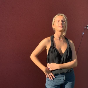 Top - Säljer denna jätte snygga toppen från zara, 70kr plus frakt 50kr🕺🏻💜