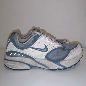 Sneakers ifrån Nike i storlek 36,5💞 Skicket är okej. Dock är dem lite smutsiga på sulorna trots att jag har tvättat dem i tvättmaskin (går säkert bort om man använder något starkare). Väldigt fina skor som jag gärna hade använt om de inte var för små:(