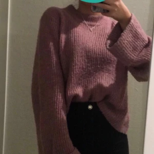 Rosa/lila stickad tröja flared ärm - Köpte denna tröja för 1,5 år sen i Frankrike på Primark. Jätte mysig och fin! Har använts ett flertal gånger men ser ut som så gott som ny! Storlek S.  Skriv om ni är intresserade. Köpt för 30€= 300kr