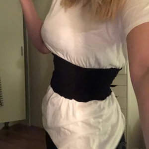 t-shirt med ”korsett” - Säljer den här t-shirten från Zara!! ”Korsetten” går inte att ta av utan den är fastsydd, den är iaf samma material som resten av toppen<33