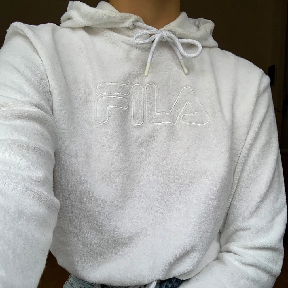 Croppad hoodie från Fila i frottématerial. Sparsamt använd så i fint skick! +66kr frakt. Hoodies.