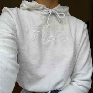 Filahoodie - Croppad hoodie från Fila i frottématerial. Sparsamt använd så i fint skick! +66kr frakt