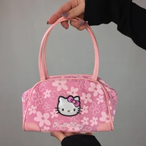 Hello Kitty Purse - Då vissa har sagt det är överpris så går jag självklart ner i pris! Köptes på Depop och frakten till Sverige gjorde så jag betalade en del. Men har satt ner nu till 120kr med spårbar( 63kr)frakt inräknad i priset då själva väskan inte är värd över 200kr 