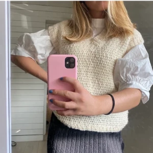 Stickad väst - En jättesnygg stickad väst som jag köpte av en kompis för ett tag sedan. Har tyvärr inte kommit till så mycket användning men är bra skick!