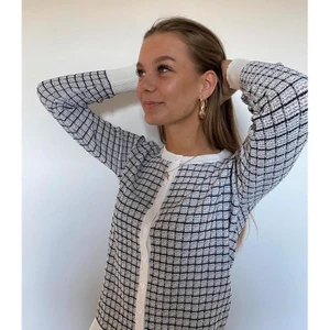 Stickad kofta - Sååå fin kofta från Designe by Si i mycket fint skick. Möts både upp och fraktar! Ordinarie pris: 430kr skriv för fler bilder!