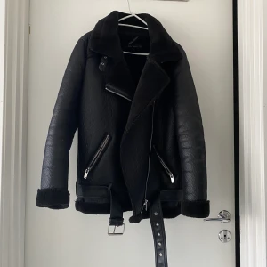 Bikerjacka XS - Perfekta vinterjackan. Modellen biker från Zara (nypris 900). Frakt tillkommer💜💜