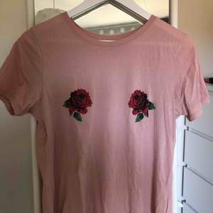 fin, rosa t-shirt med rosor på brösten 🥰