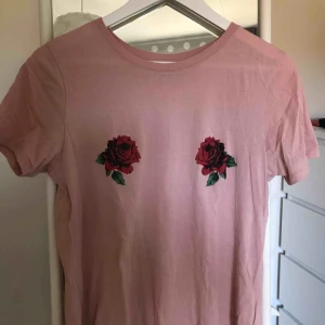  - fin, rosa t-shirt med rosor på brösten 🥰