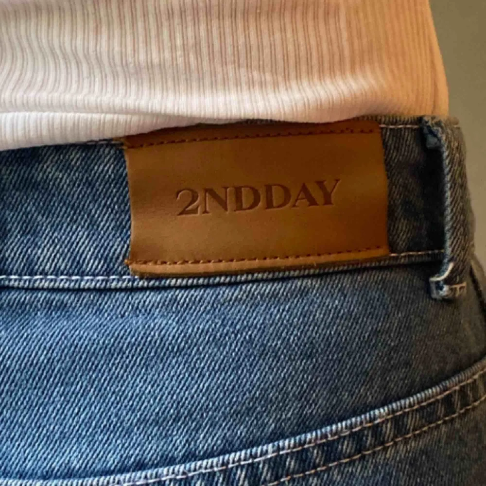 Jeans med knappar fram och hög midja från 2NDDAY (Second Day) Strl 25 men passar även en 26a. Något stretchiga men av ”ordentligt” jeanstyg. Lite croppade i längden. Frakt betalas av köparen alternativt möts upp i Stockholm  💕 Tar swish✨. Jeans & Byxor.