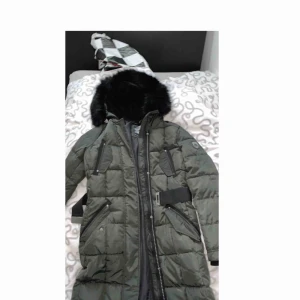  -   En splittar ny vinterjacka med fin päls. Lång ända till knäna.  Väldigt känd vinterjacka bland Norge. Priset kan diskuteras om man vill byta