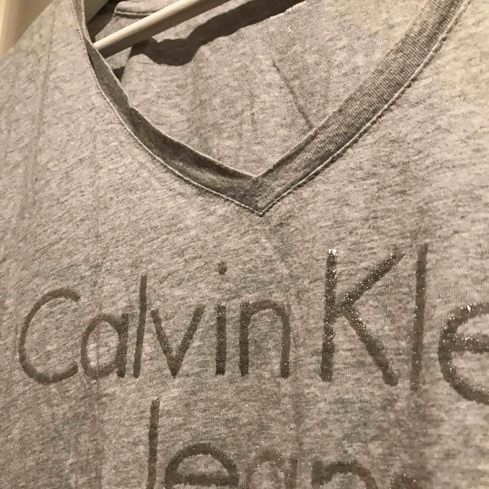Calvin Klien t-shirt med glittrig text. Storlek S! Köparen står för frakten. . T-shirts.