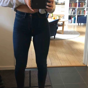  - Sköna jeans som har synliga sömmar!!