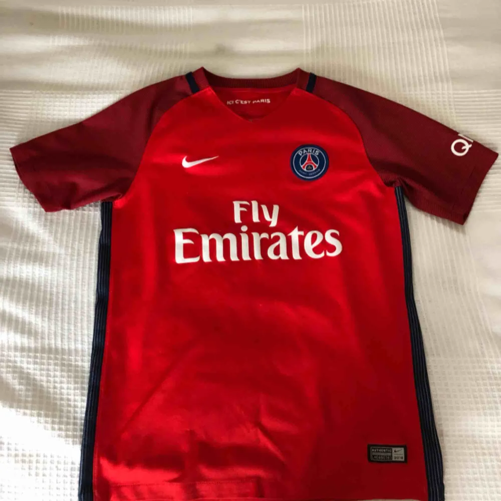 En PSG fotbolls tröja, köpt för 700kr. T-shirts.