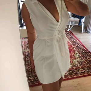  - Vit Blazer Dress, Oanvänd, nypris 399kr, Från Nelly, perfekt till student, bröllop, midsommar osv! Smal, svagt mörkt sträck på framsidan som går att tvätta bort. 
