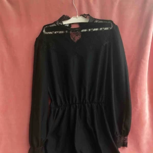 Vintage spetsklänning - Vintage klänning med fina spetsdetaljer.  Knälång ungefär.  Lite sliten, mest bara några lösa knappar som kan fixas om du orkar sy (-;  200 inkl frakt