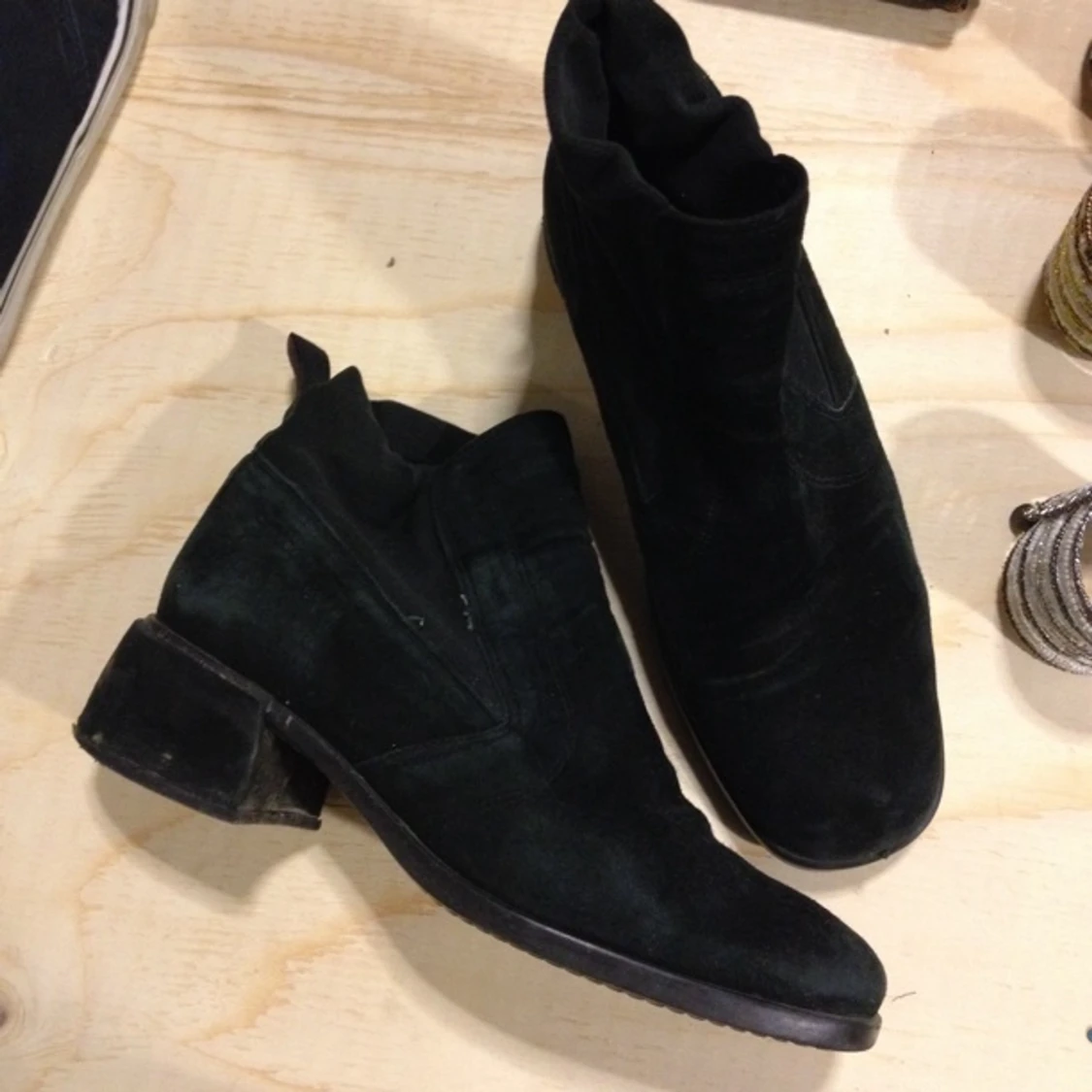 Svarta mockaskor, resår i sidorna, liten fyrkantig klack 