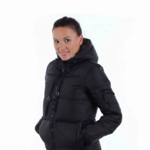  - Ny pris 2200kr storlek s helsvart d’barnd  jacka använt den ett par gånger men är som helt ny köpte.  jackan i Skärholmen i Vivaldi, priset man sänkas på snabb affär