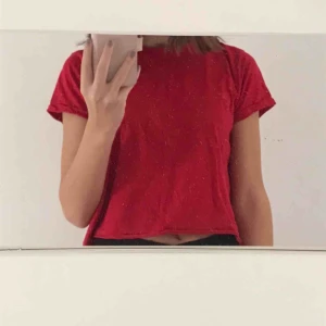 - röd t-shirt, storlek S
