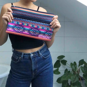  - Ett stort och praktiskt penn- samt datafodral köpt i Australien. 