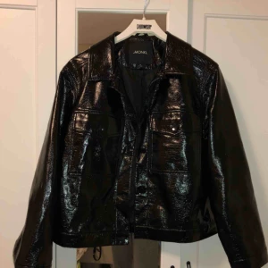  - underbart fin lackjacka<3 säljer pga att jag aldrig använder den (endast använd 1 gång) pga att de inte är riktigt min stil. Vill du köpa den så kan jag mötas upp i Stockholm, annars får du stå på frakten! Jag tar endast swish betalning