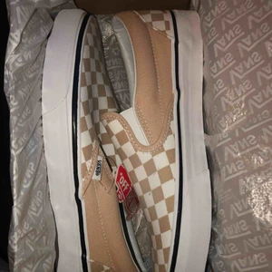 Såå snygga rutiga vans slip ons - Helt nya (oanvända) vans i färgen Frappe/true white. råkade beställa fel storlek:( vill verkligen bli av med dom så pris kan diskuteras