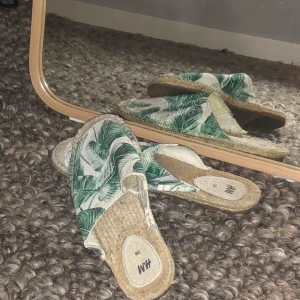  - Ett par älsklingar som jag var lite för optimistisk med när jag köpte sista paret en storlek fel för mig :( Säljer nu vidare till någon som faktiskt har storlek 39! 150 kr och dessa hjärtan är dina! 