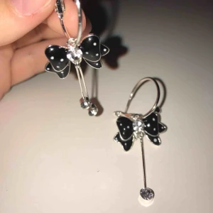  - Ett par örhänge som aldrig blivit använda, väldigt söta och i nyskick. Frakt inräknat i priset. 