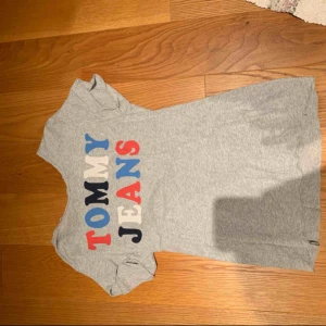  - T-shirt från Tommy hilfiger köpt för några år sedan 💗 mycket bra skick då den endast används 2 ggr . Kan mötas i Stockholm eller frakta 