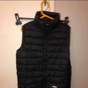  - Den är cirka 1månad gammal. Inga hål eller fläckar. Den är skitfin