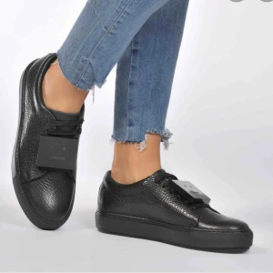  - Väldigt snygga sneakers från acne studios i storlek 37, men är som 38 i storleken. Använda max 10 ggr, fint skick. Nypris: ca 3000kr Mitt pris: 900kr Pris kan diskuteras vid snabb affär😊 Kontakta om du har frågor eller vill ha fler bilder💗 