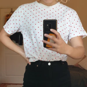  - En prickig lite oversize t-shirt. Bra skick😊😊