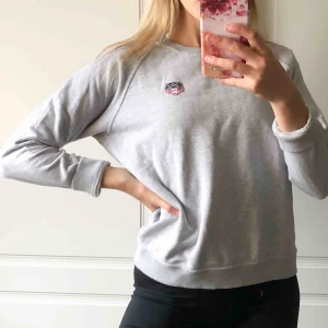  - En sweatshirt från Kenzo Paris i storlek M.  Köparen står för frakten. 