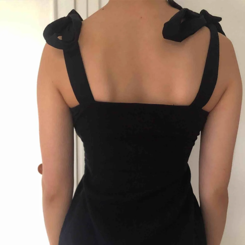 Little black dress från Boohoo.com  Storlek 36, men sitter kort eftersom den är från petite kollektionen  Frakt ingår i priset  Använt en gång, i bra skick . Klänningar.