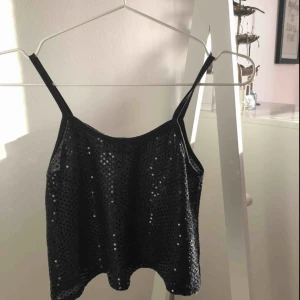  - Paljett linne som är lite croppad, aldrig använd men har inte kvar prislappen på, kan mötas i Odenplan/Upplands Väsby 