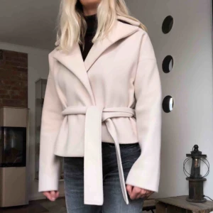  - Sjukt fin kort kappa ifrån rut and cirkel köpt på nakd. Den var väldigt svår att få tag på då storlekarna tog slut hela tiden och finns inte kvar på nakd just nu. Använt den fåtal gånger och är i väldigt fint skick därav priset!   Tillkommer frakt 