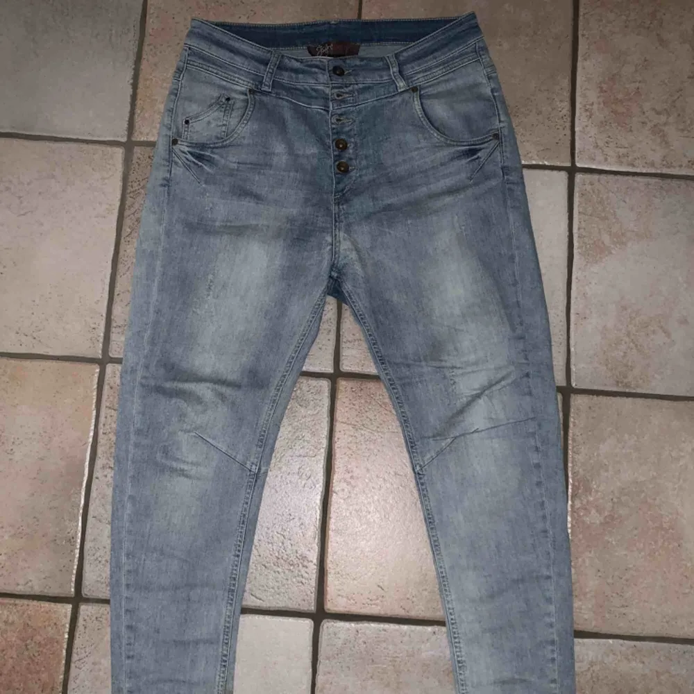 Boyfriend jeans från Ellos i storlek 28/32! Säljes pga används inte längre. Kan mötas upp i Stockholm annars står köpare för frakt! . Jeans & Byxor.