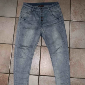  - Boyfriend jeans från Ellos i storlek 28/32! Säljes pga används inte längre. Kan mötas upp i Stockholm annars står köpare för frakt! 