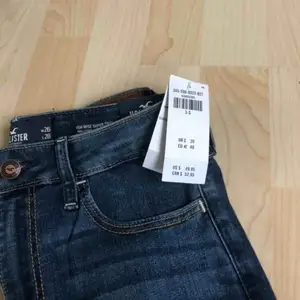 Helt nya jeans från hollister. Bara testade och säljs då dom är i fel storlek. Prislapp sitter kvar.