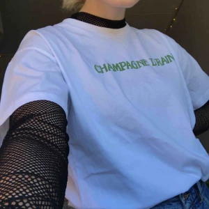  - !!!Aldrig använd!!! Svart långärmad fishnet-tröja från bikbok, skitsnygg men får aldrig användning för den, köpare står för frakt<3